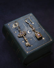 Load image into Gallery viewer, MAGIC KEY - Earrings