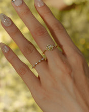 將圖片載入圖庫檢視器 April • Daisy - Birth Flower Ring