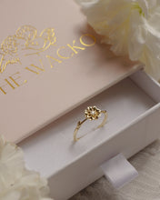 將圖片載入圖庫檢視器 April • Daisy - Birth Flower Ring