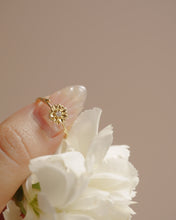 將圖片載入圖庫檢視器 April • Daisy - Birth Flower Ring