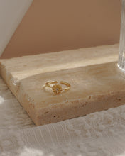 將圖片載入圖庫檢視器 April • Daisy - Birth Flower Ring