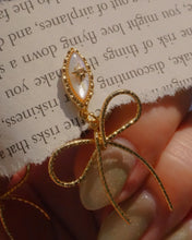 Load image into Gallery viewer, SHELL RIBBON - Gold Earrings
