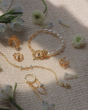 Load image into Gallery viewer, Blossomy - Toggle Bracelet