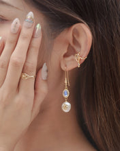 Load image into Gallery viewer, Ritual - 18KGP Pearl EarringsใBlue Glassใ