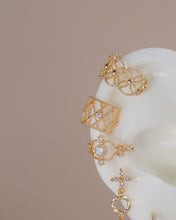 Load image into Gallery viewer, Floral - 18KGP Ear Cuff