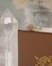 將圖片載入圖庫檢視器 April • Daisy - Birth Flower Ring