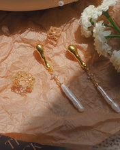 Load image into Gallery viewer, Pearl Poetry - 18KGP Earrings