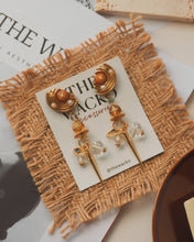 將圖片載入圖庫檢視器 VINTAGE BUTTON EARRINGS - INDIGO