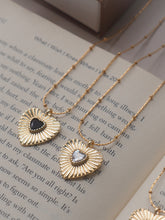 將圖片載入圖庫檢視器 Retro Heart in Black - Gold Titanium Steel Necklace *Waterproof