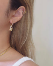 ๅฐๅ็่ผๅ
ฅๅๅบซๆชข่ฆๅจ Moon Lock - 18KGP Huggie Earrings