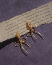 Load image into Gallery viewer, SHELL RIBBON - Gold Earrings
