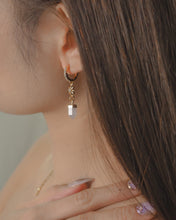 Load image into Gallery viewer, AURA KISS - Earrings
