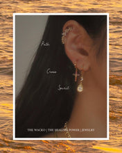 Load image into Gallery viewer, CURVED EARRINGS - PATH
