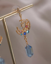 Load image into Gallery viewer, Freeze - 18KGP Crystal Earrings
