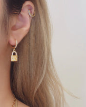 將圖片載入圖庫檢視器 Moon Lock - 18KGP Huggie Earrings
